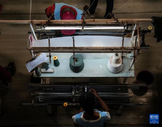 3月28日,在马达加斯加塔那那利佛,工人在内蒙古鹿王羊绒有限公司马达加斯加工厂横机手编车间内工作。新华社记者 李亚辉 摄