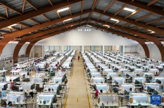 3月28日,在马达加斯加塔那那利佛,工人在内蒙古鹿王羊绒有限公司马达加斯加工厂横机手编车间内工作。新华社记者 李亚辉 摄