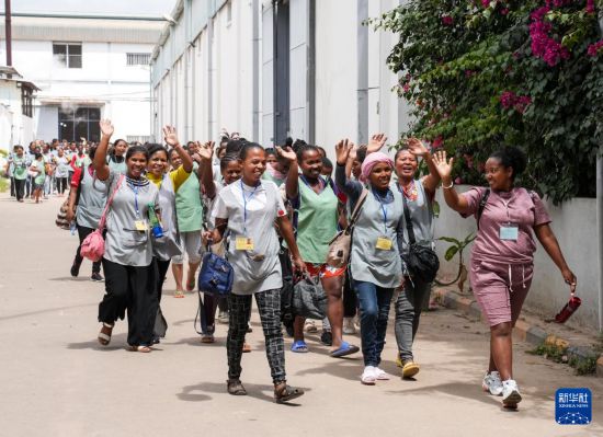 3月28日,在马达加斯加塔那那利佛,内蒙古鹿王羊绒有限公司马达加斯加工厂的工人准备午休。新华社记者 李亚辉 摄