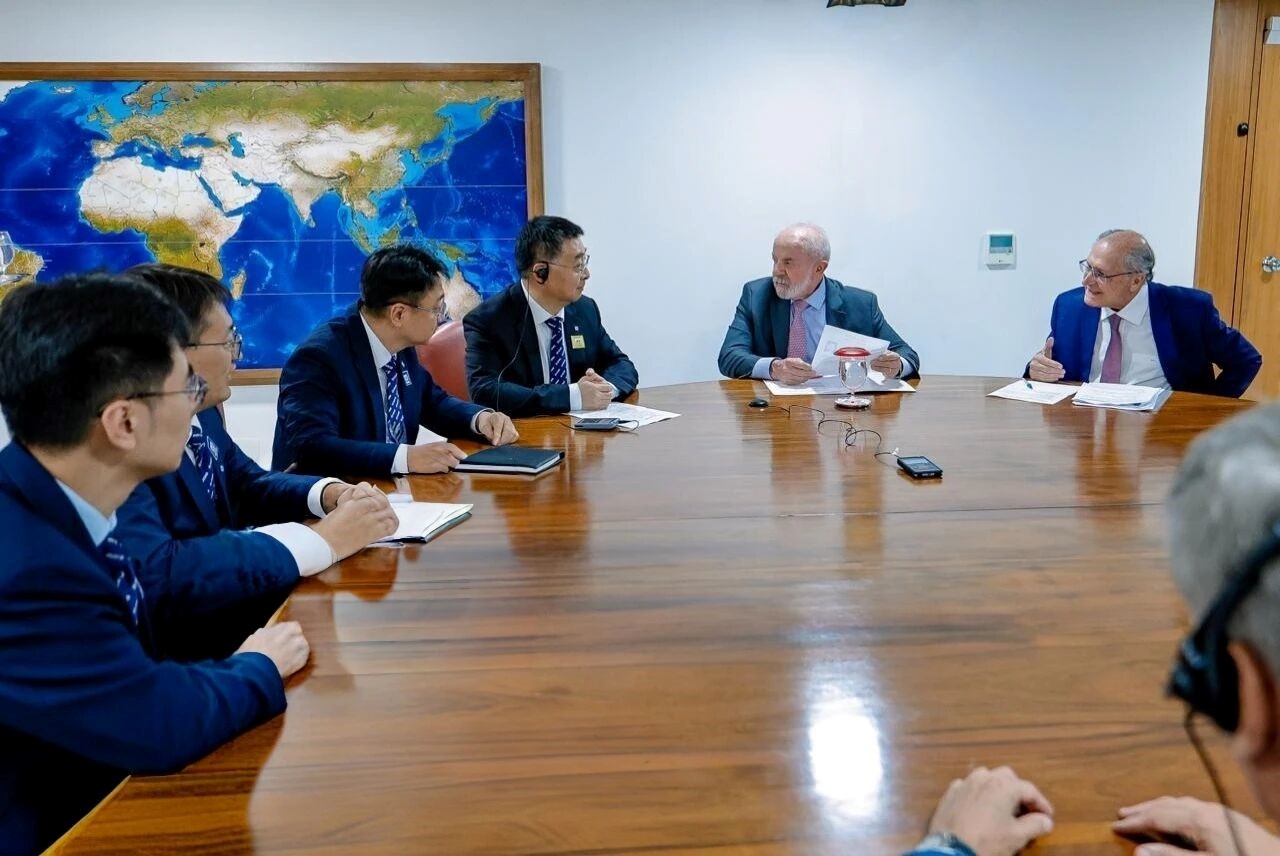 当地时间10月20日,巴西总统卢拉在总统府会见来访的徐工集团董事长杨东升一行。 徐工集团供图