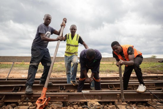 11月14日，在赞比亚中央省新卡皮里姆波希车站，坦赞铁路工人更换枕木。新华社记者彭立军摄