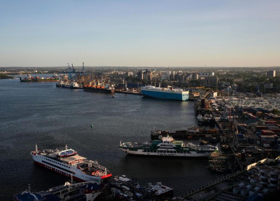 这是11月17日在坦桑尼亚达累斯萨拉姆拍摄的达累斯萨拉姆港。新华社记者李亚辉摄