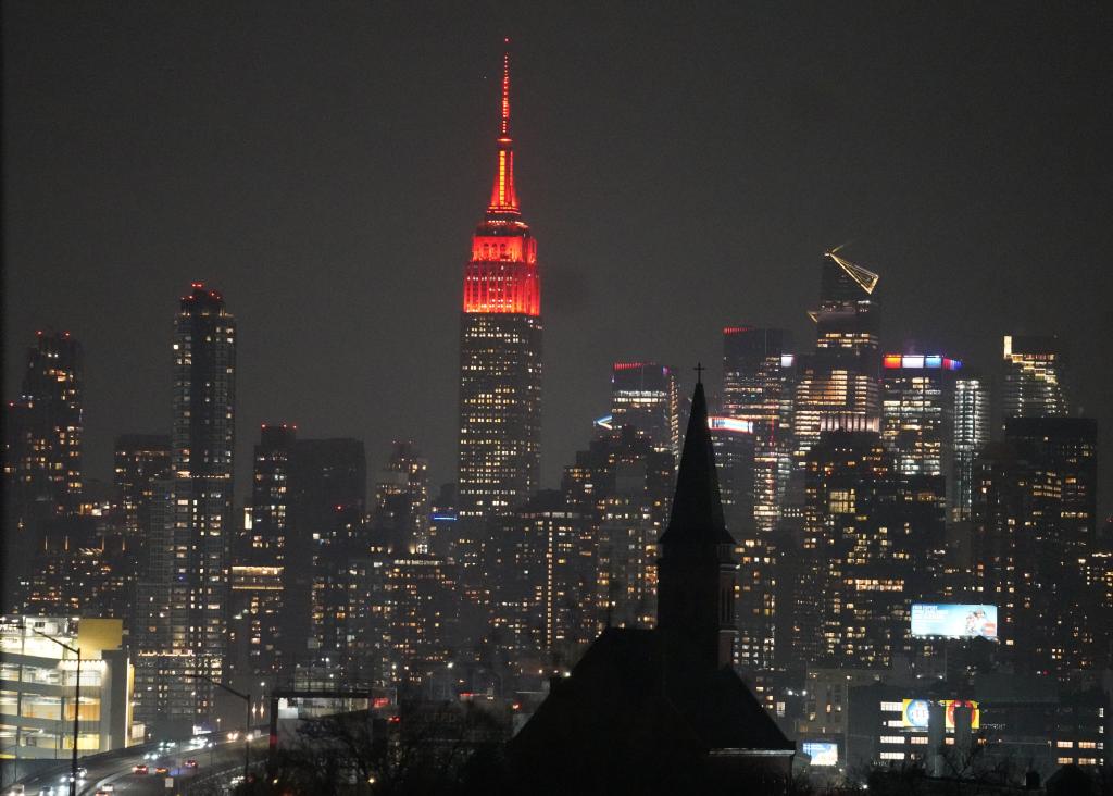 2月16日晚,美国纽约帝国大厦亮起中国春节主题灯光。新华社记者张凤国摄