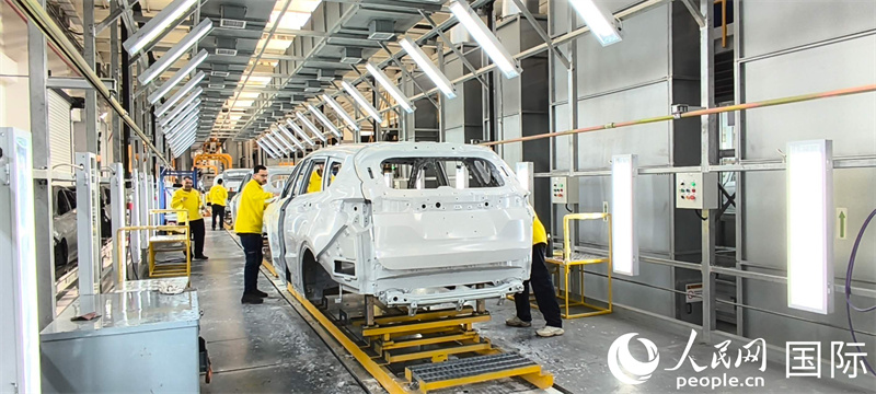 在总装涂装工厂，工人们正在进行喷漆作业。人民网记者黄培昭摄