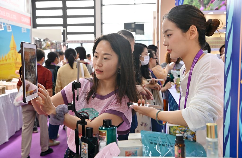 9月21日，参展商在广西南宁国际会展中心直播推介商品。 新华社记者 陆波岸 摄